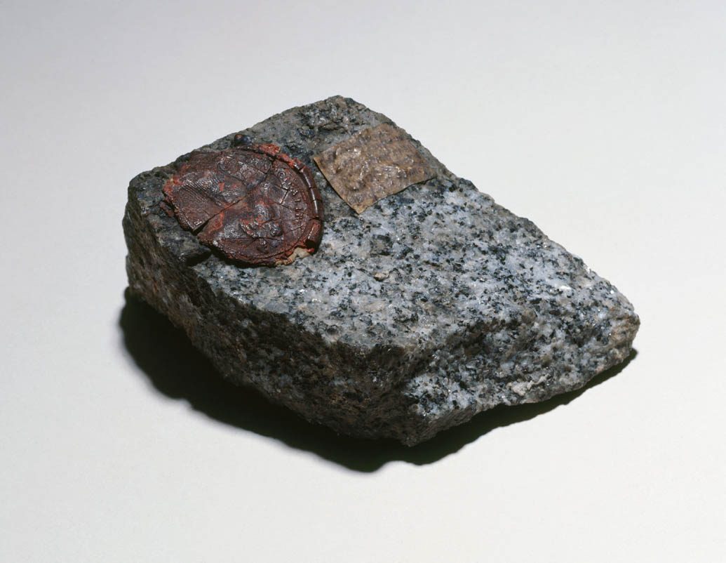 Steinstück aus der Bastille mit einem Siegel aus Wachs, das der Hauptmann der Nationalgarde, Hulin, Louis XVI.