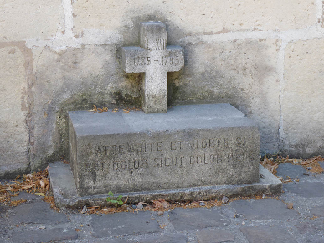 Tumba con la inscripción "L... XVII (1787-1795)", hipotético lugar de sepultura de Luis XVII, rey de Francia entre 1793 y 1795, París, antiguo cementerio de la iglesia de Santa Margarita