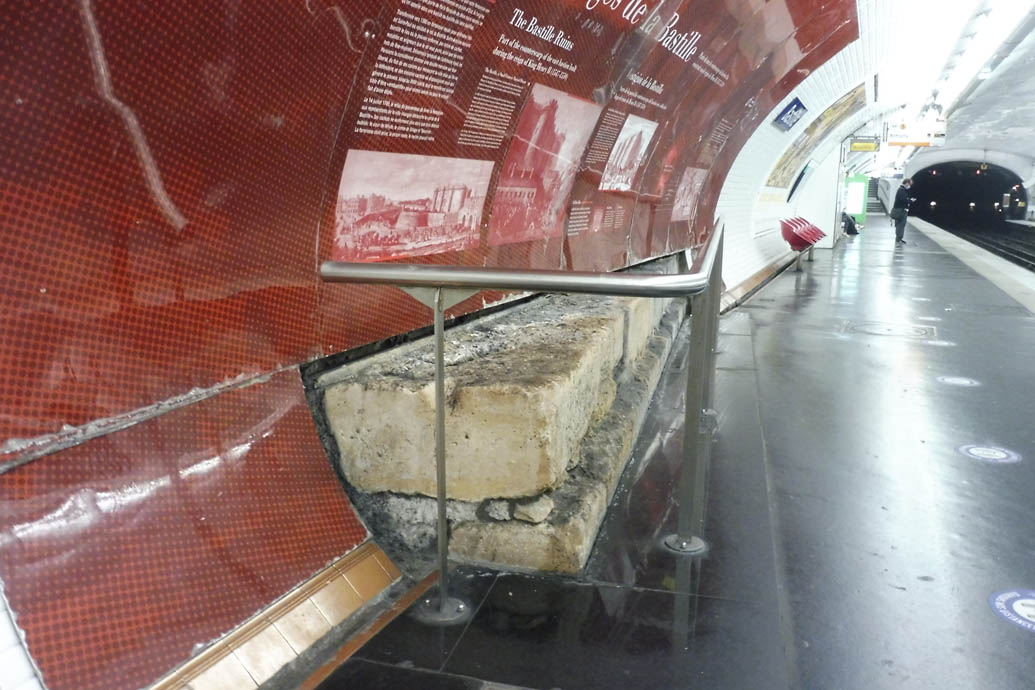 Cimientos de la Bastilla en la parada de metro Bastille, Línea 5 dirección La Courneuve