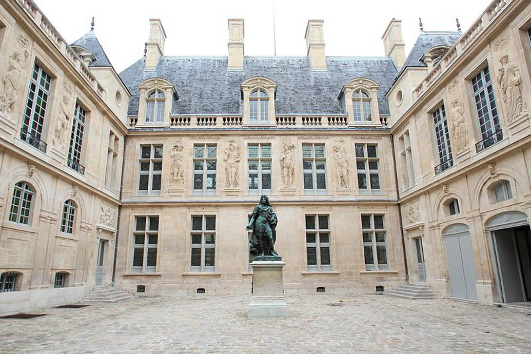 La statua pedestre di Luigi XIV, nella corte dell'hotel Carnavalet