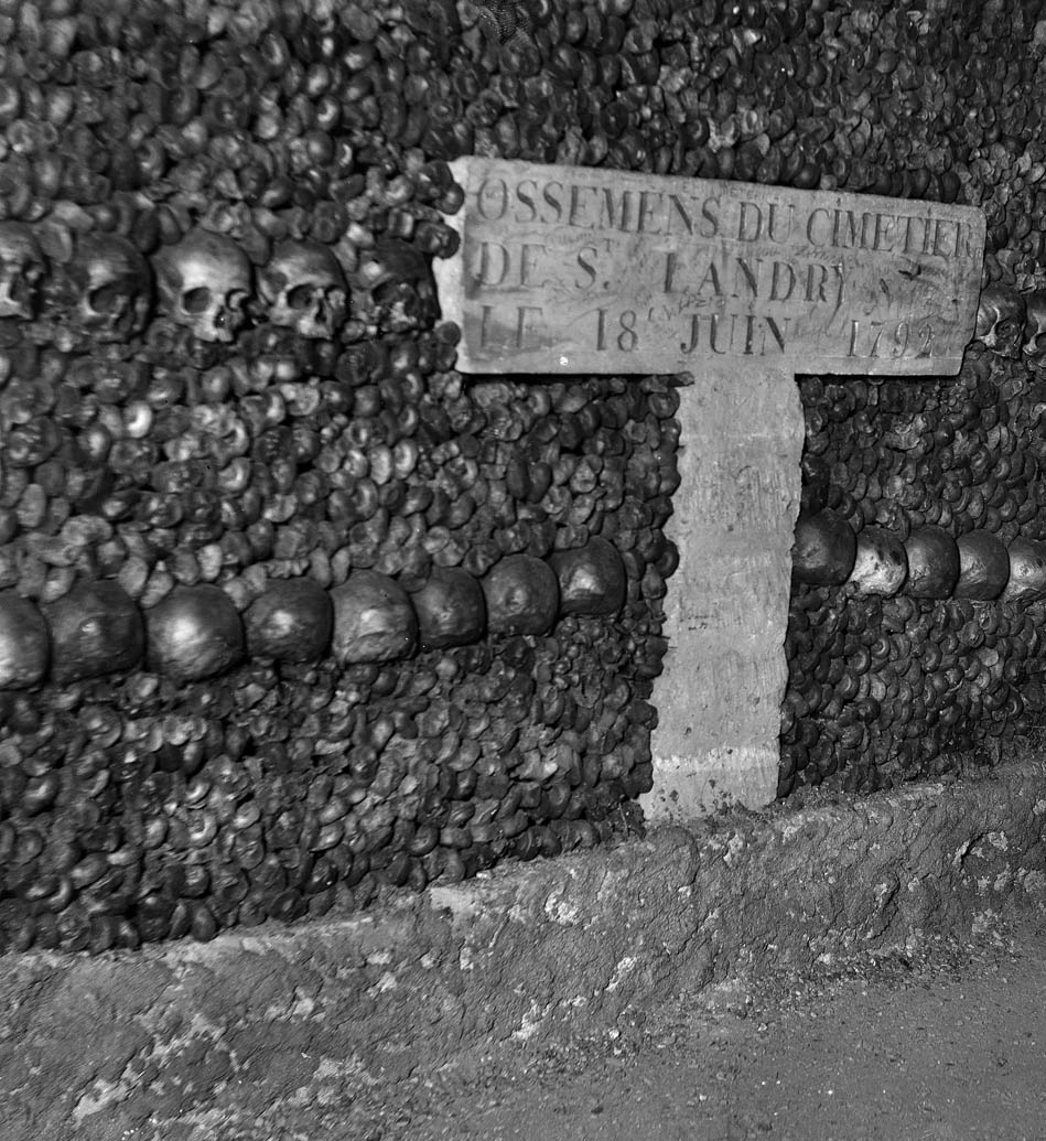 Placa conmemorativa en honor a los muertos del cementerio de Saint-Landry