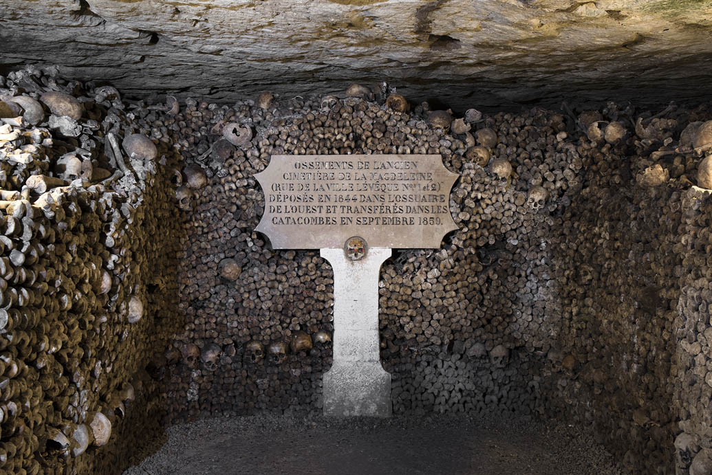 Placa conmemorativa en honor a los muertos del cementerio de la Madeleine