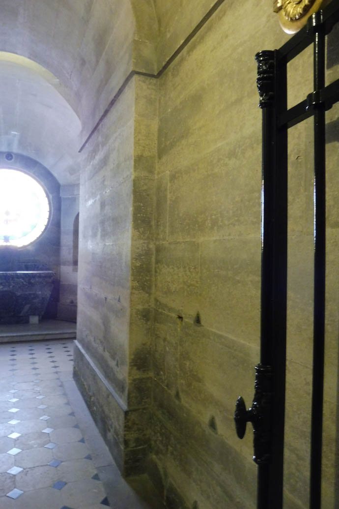 « Dans les murs de la chapelle basse sont scellés des ossuaires issus de l’ancien cimentière de la Madeleine »
