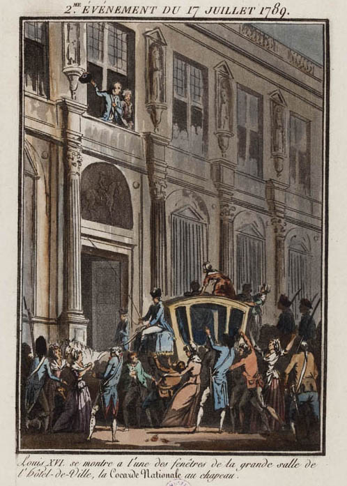 Le 17 juillet 1789, Louis XVI se montre à l'une des fenêtres de la grande salle de l'Hôtel de Ville, la cocarde nationale au chapeau
